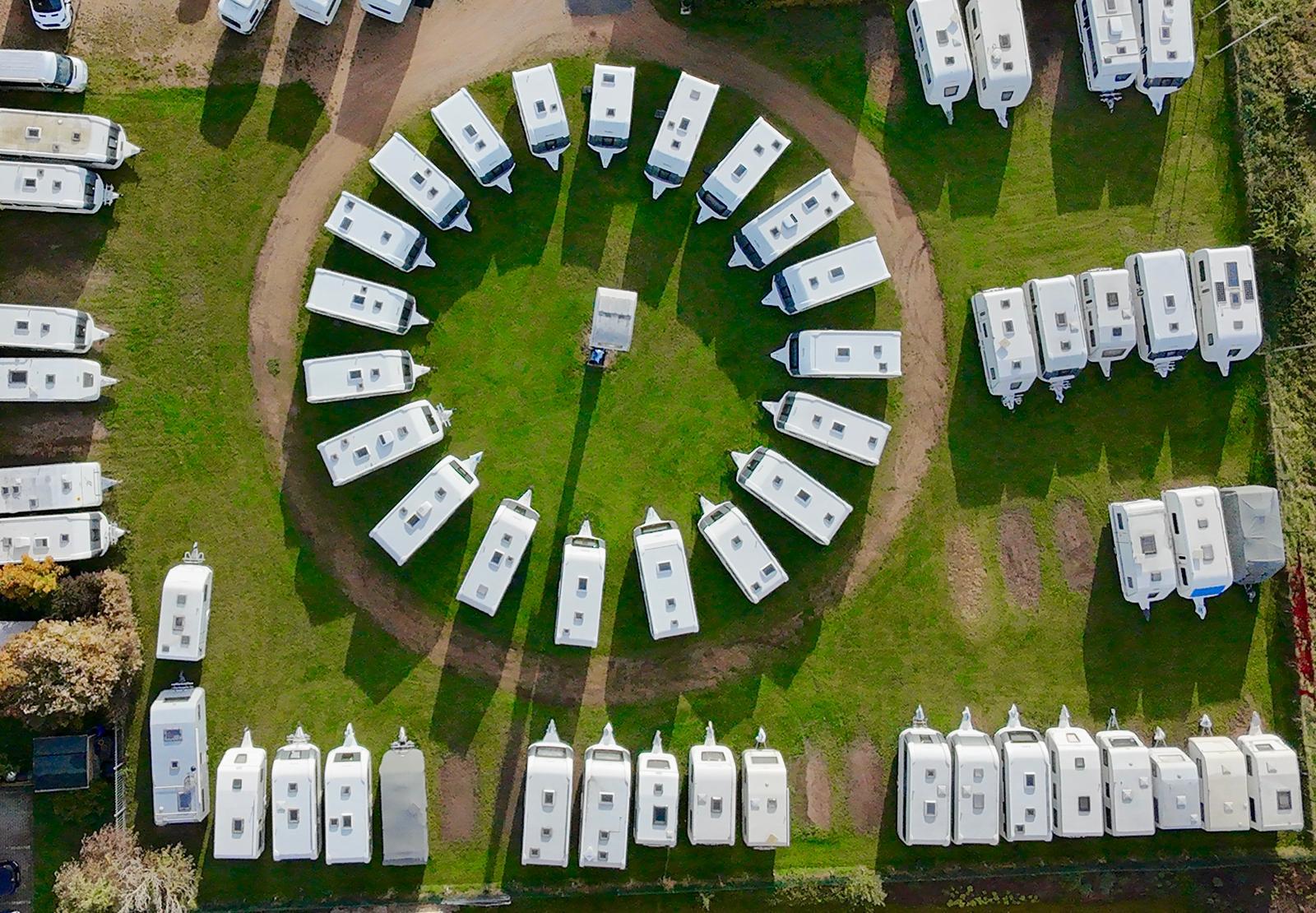 Wohnwagen auf dem Firmengelände von Caravan-Land in Elxleben aus der Vogelperspektive