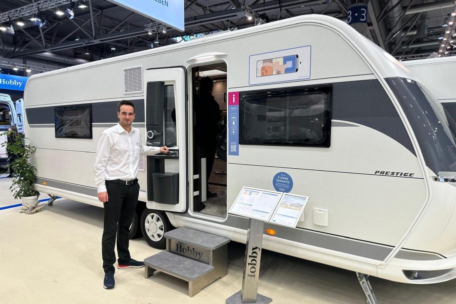 Persönliche Beratung an einem Wohnwagen bei Caravan-Land
